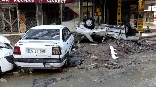 Samsun'da Sel Felaketi: Araçlar Sürüklendi, İş Yerleri Kullanılamaz Hale Geldi