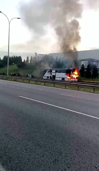 TEM Otoyolu'nda Yolcu Otobüsü Alev Aldı