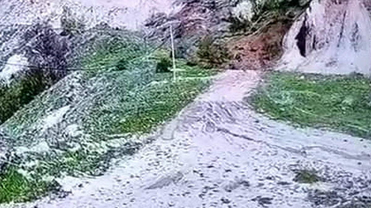 Tokat'ta Toprak Kayması Güvenlik Kamerasına Yansıdı