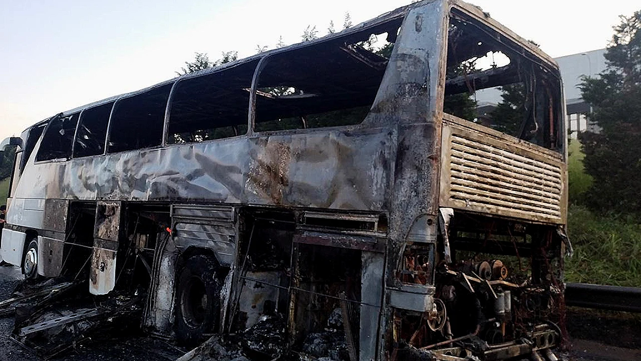 Tur Otobüsü Alevlere Teslim Oldu: 45 Kişi Kurtarıldı