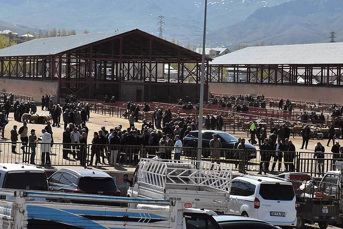 Van İpekyolu'nda Hayvan Pazarında Silahlı Kavga: 1 Ölü, 13 Yaralı