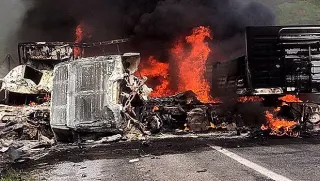 Van-Tatvan kara yolunda feci kaza: 2 sürücü hayatını kaybetti